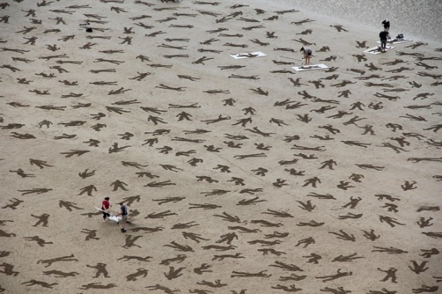 To honor International Day of Peace on September 21, British artists and volunteers took to the beaches of Normandy.  With rakes and stencils, they etched 9,000 silhouettes in the sand  .... representing ALL the men that gave their lives during the WWII D-Day beach landing on June 6th, 1944.  No distinction was made between the nationalities.  