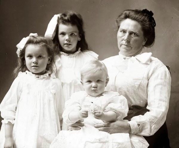 It is estimated that a Norwegian-American serial killer named Belle Gunness may have killed as many as 40 people, including both her husbands and all her children. Also known as Hell's Belle, many of her victims died from poisoning and were later dissected and then buried in the hog pen near her home. http://en.wikipedia.org/wiki/Belle_Gunness